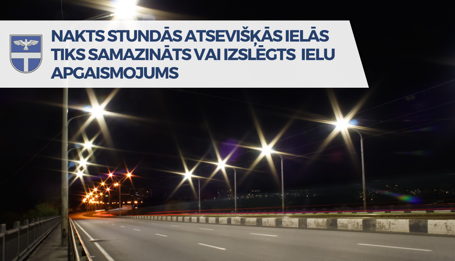 vizuālis ar ielu naktī un laternām, kas deg