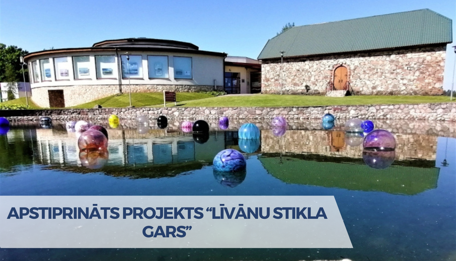 divas ēkas ar baseinu priekšā