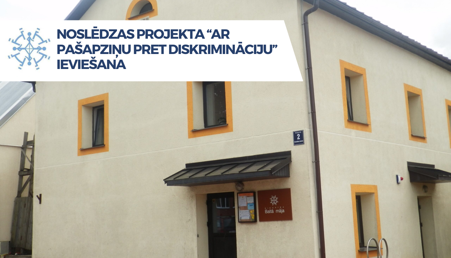 dzeltena ēka vasarā