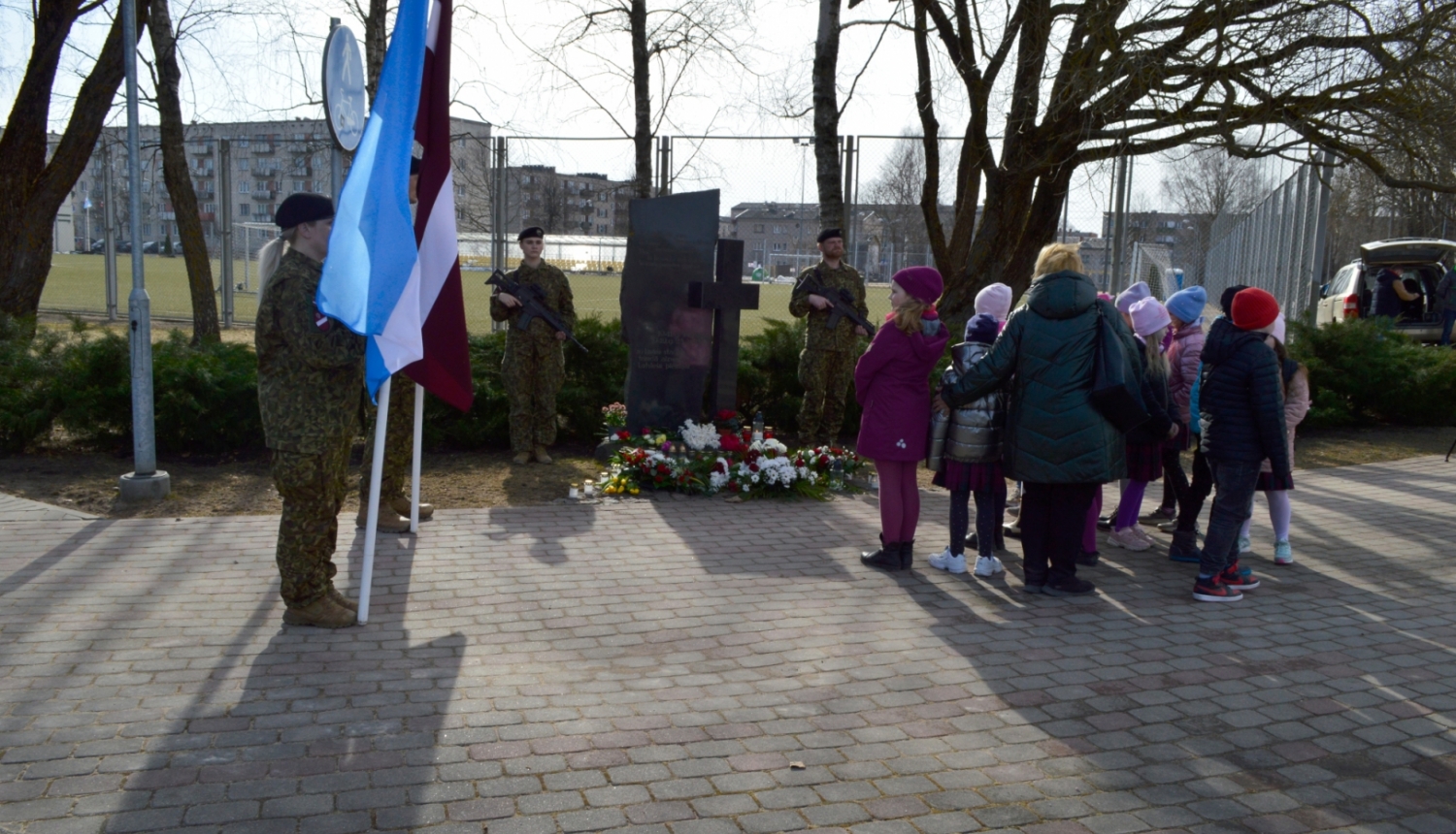 Bērni pie pieminekļa