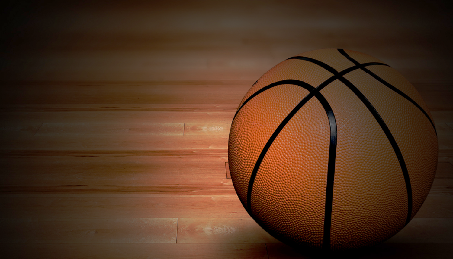 Basketbola bumba uz zāles grīdas