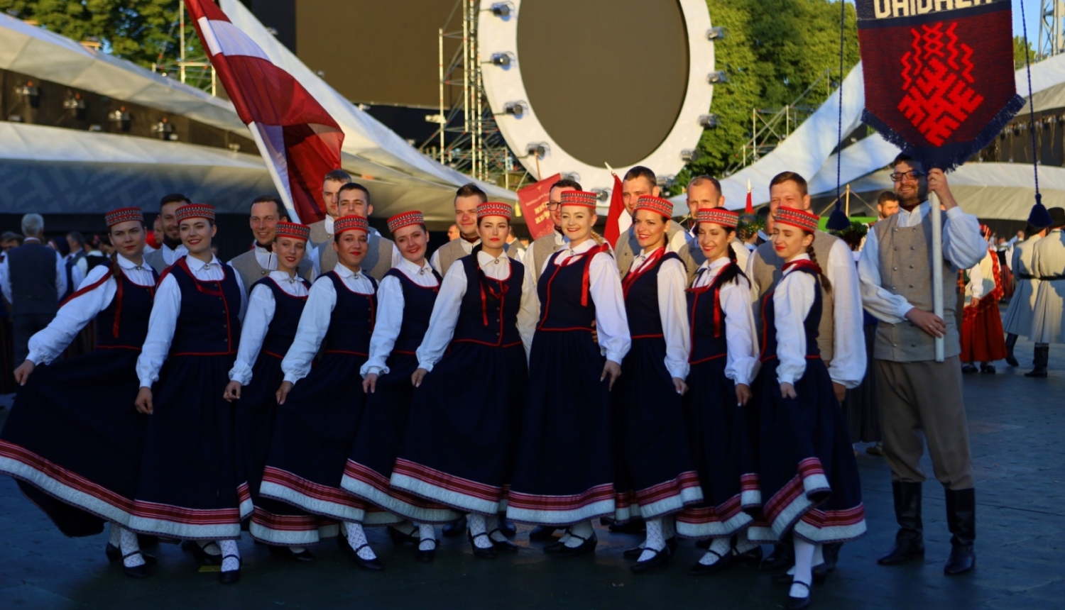 dejoitāji ģērbušies latviešu tautas tērpos