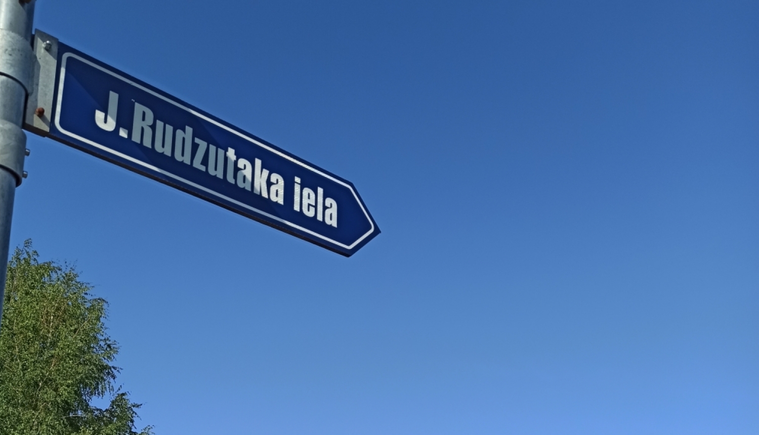 Ielas nosaukums uz ceļa rādītāja